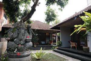 uma estátua no quintal de uma casa em Cloudspace Ubud em Ubud