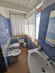 een badkamer met een toilet, een bad en een wastafel bij Appartamenti Camerota in Camerota