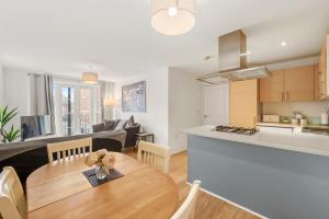 cocina y sala de estar con mesa en una habitación en Luxnightzz - Two Bed - Close to North Station and Hospital, en Colchester