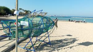 una rete sulla spiaggia vicino all'oceano di Sweet Carola a Bari