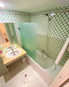 y baño con ducha, lavabo y espejo. en Zenon Djerba en Midoun