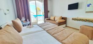 Zenon Djerba في ميدون: غرفة نوم بسرير كبير وغرفة معيشة