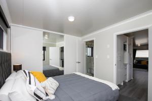 A bed or beds in a room at Affordable Modern Accommodation