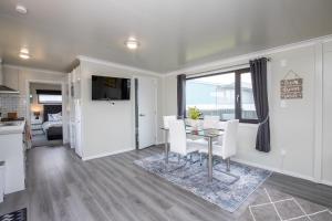 韋斯特波特的住宿－Affordable Modern Accommodation，厨房以及带桌椅的用餐室。