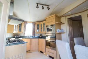 Köök või kööginurk majutusasutuses 6 Berth Caravan For Hire With Sea Views At Haven Seashore Ref 22087a