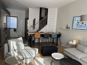 een woonkamer met een bank en een tafel bij Centre Maison appartement 100 m de la plage 150 m du port in Les Sables-dʼOlonne