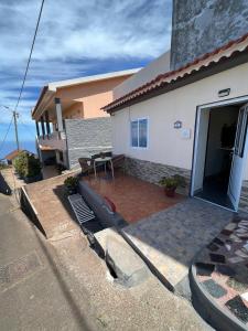 ein Haus mit einer Terrasse mit einem Tisch und einer Bank in der Unterkunft Los Amantes de la naturaleza. in Salão