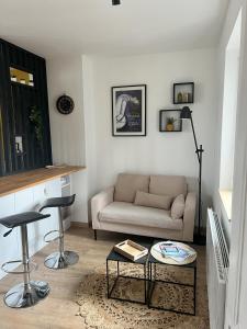 - un salon avec un canapé et une table dans l'établissement Le Jean Bart - Lille, à Lille
