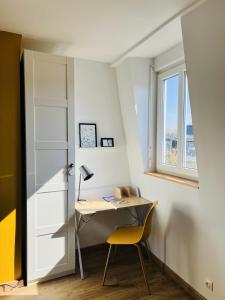 Le Jean Bart - Lille في ليل: مكتب وكرسي في غرفة مع نافذة