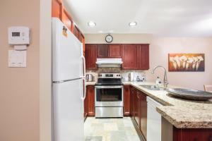 A cozinha ou kitchenette de Forest Trails by Outpost Whistler