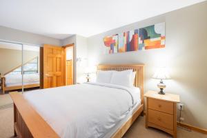 Uma cama ou camas num quarto em Forest Trails by Outpost Whistler