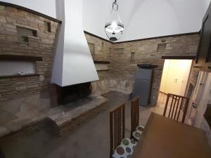 ein Wohnzimmer mit einem Steinkamin und einem Tisch in der Unterkunft Sweet Home in Leverano