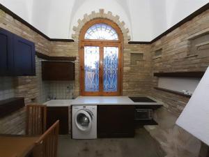 eine Waschmaschine in einem Zimmer mit Fenster in der Unterkunft Sweet Home in Leverano