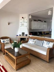 弗尼迪克的住宿－Magnifique Villa Front de Mer à Fnideq，客厅配有沙发、两把椅子和一张桌子