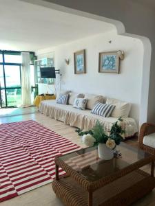 弗尼迪克的住宿－Magnifique Villa Front de Mer à Fnideq，带沙发和咖啡桌的客厅