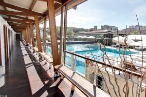 balcone con vista sulla piscina. di TERESITA WELLNESS CLUB a Viareggio