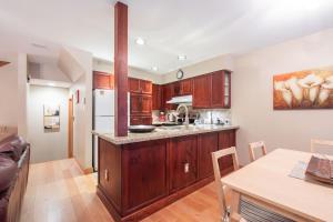 A cozinha ou kitchenette de Forest Trails by Outpost Whistler