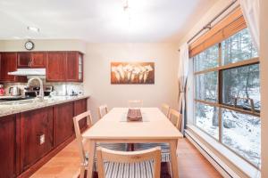 A cozinha ou kitchenette de Forest Trails by Outpost Whistler