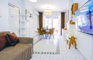 Телевизор и/или развлекательный центр в Penthouse la Paloma Playa del Cura