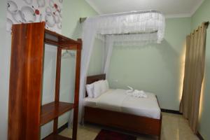 um pequeno quarto com um beliche e uma janela em BETTER LIFE HOTEL KASULU 