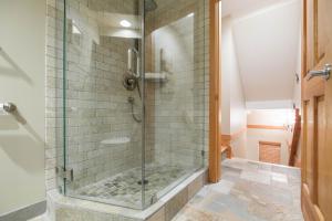 Uma casa de banho em Forest Trails by Outpost Whistler