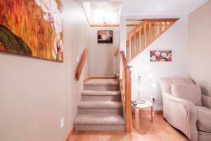 Uma área de estar em Forest Trails by Outpost Whistler