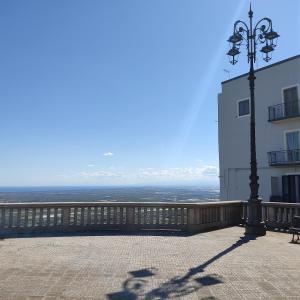 una luz de la calle junto a un edificio con vistas al océano en DIMORA STORICA ALLA ROTONDA, en Mottola