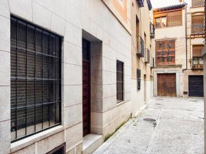 an empty alley with a building and a door at La Casa de Gigantones by Toledo AP in Toledo