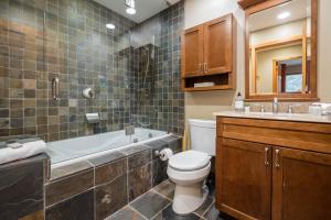 Uma casa de banho em Forest Trails by Outpost Whistler