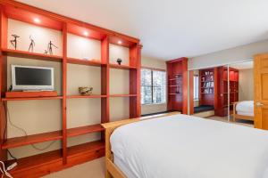 Uma cama ou camas num quarto em Forest Trails by Outpost Whistler