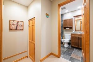 Uma casa de banho em Forest Trails by Outpost Whistler