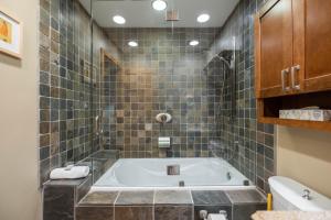 Uma casa de banho em Forest Trails by Outpost Whistler