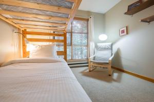 Uma cama ou camas num quarto em Forest Trails by Outpost Whistler