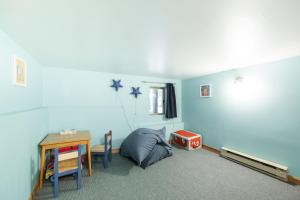 Uma cama ou camas num quarto em Forest Trails by Outpost Whistler