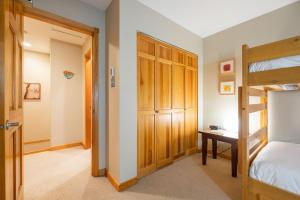 Uma cama ou camas num quarto em Forest Trails by Outpost Whistler