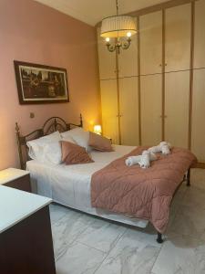 dos perros acostados en una cama en un dormitorio en Rêve, en Zakynthos