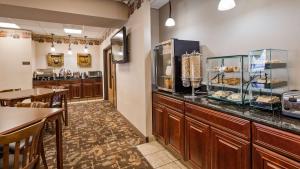 ein Restaurant mit einer Theke mit etwas Essen darauf in der Unterkunft Best Western Plus Country Inn & Suites in Dodge City