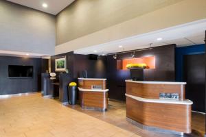 een lobby van een hotel met een kapperszaak bij Sonesta Select Dallas Richardson in Richardson
