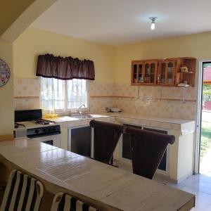 eine Küche mit einem Tisch und einer Arbeitsplatte in der Unterkunft Villa Cecilia in Guerra