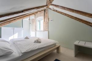 Una cama o camas en una habitación de Ria Apartment in Diocletian Palace