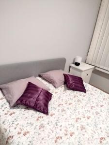 una camera con 2 cuscini viola su un letto di ToTuToTam a Varsavia