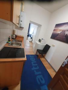 een kleine keuken met een wastafel en een aanrecht bij Apartment Schlössel 24 in Wenen