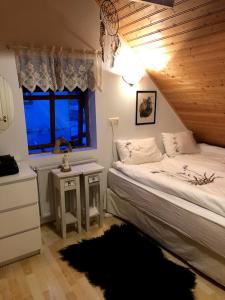 een slaapkamer met een bed en een raam bij Nýlenda in Seyðisfjörður