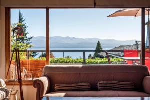un sofá en la sala de estar con vistas al océano en Tu Apart en Bariloche 18 en San Carlos de Bariloche