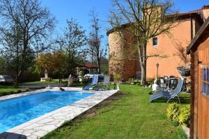 Bazén v ubytování Château des Aiguilles nebo v jeho okolí