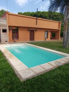 - une piscine en face d'une maison dans l'établissement Casa quinta LA ESPERADA, à Reconquista