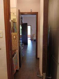 un couloir avec une porte s'ouvrant sur une chambre dans l'établissement Casa quinta LA ESPERADA, à Reconquista