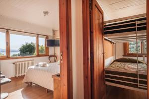 Habitación pequeña con cama y ventana en Tu Apart en Bariloche 18 en San Carlos de Bariloche