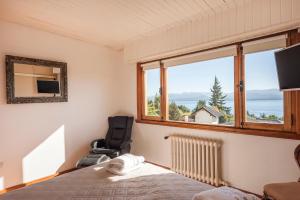1 dormitorio con cama y ventana en Tu Apart en Bariloche 18 en San Carlos de Bariloche