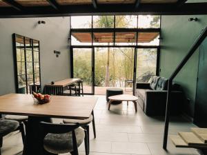 a living room with a table and a couch at VOLARE Experience in Guatapé